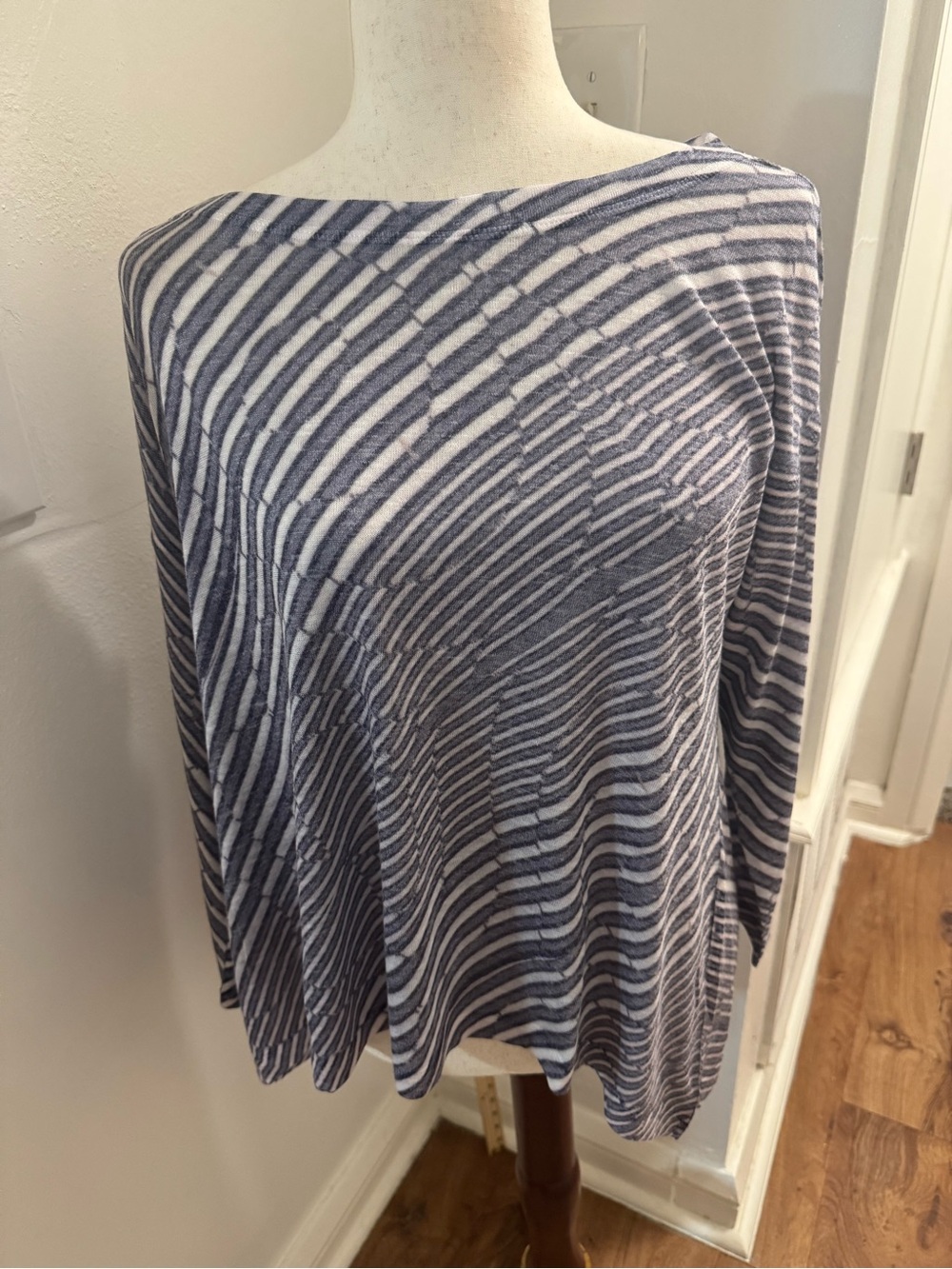 New w/ Tags NWT Nally & Millie Diagonally Striped Navy & White Top Size Small S